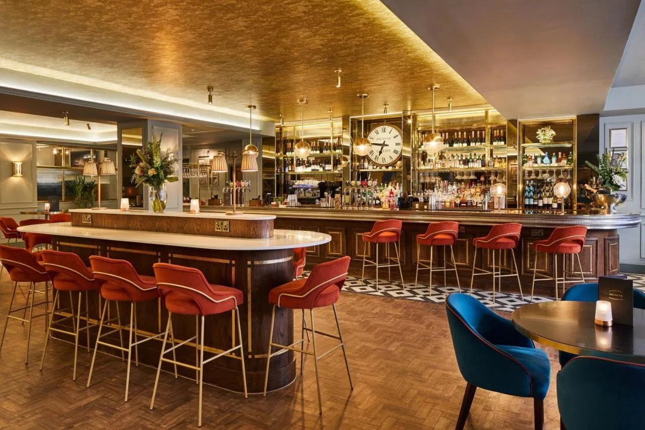 A bar in a restaurant with red chairs and a counter at Cardiff Marriott Hotel in Cardiff